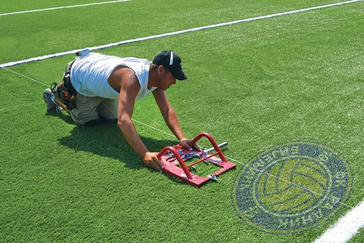 Radnik dobija teren sa vještačkom travom