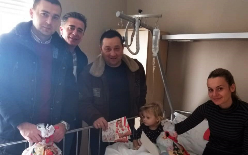 Navijači Crvene zvezde Bijeljina obradovali djecu paketićima /FOTO/