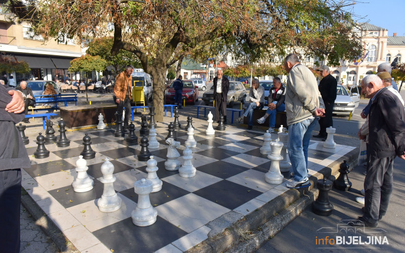 Pojedincima hiljade, a hiljadama penzije par stotina KM