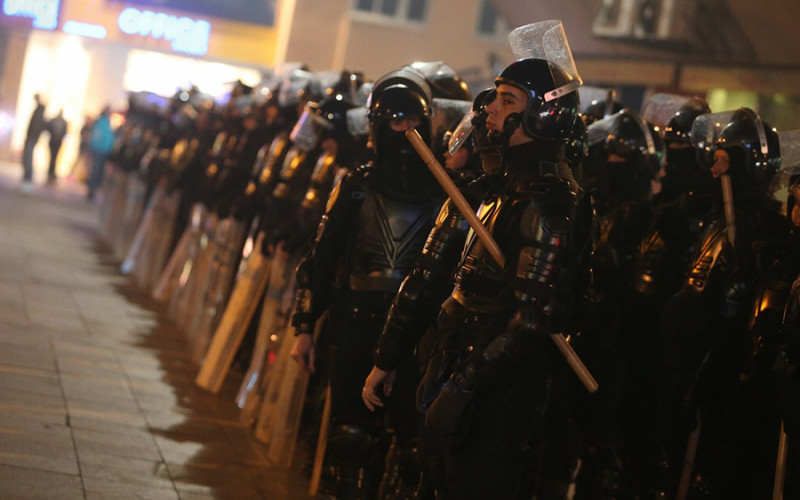 Policajac šutirao ženu, a MUP krije da li će biti kažnjen