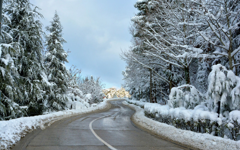 Snijeg otežava saobraćaj, kamioni ne mogu preko Izačića
