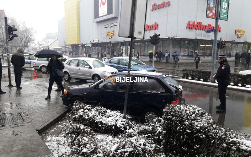 Saobraćajka u centru Bijeljine, auto se od siline udarca okrenuo na raskrsnici /FOTO/