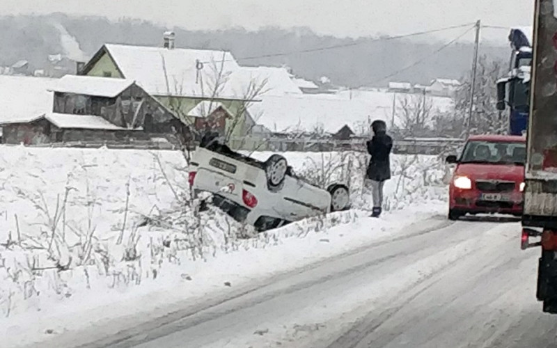 Bijeljina: Automobil završio na krovu, kamion se popriječio u Dragaljevcu /FOTO/