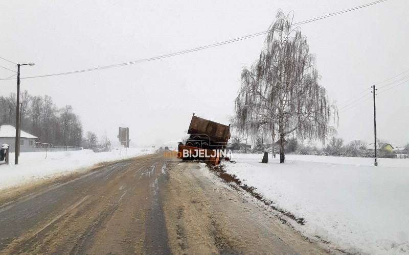 Crnjelovo: Grtalica sletjela s puta