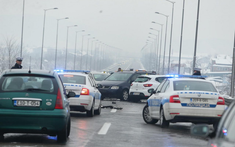 U lančanom sudaru učestvovalo osam automobila, jedna osoba povrijeđena