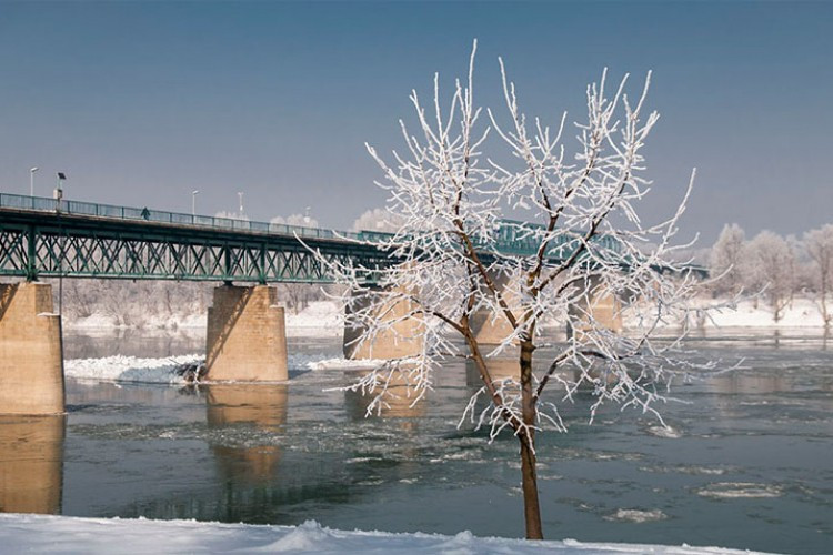 Obustavljen saobraćaj za teretna vozila i autobuse preko mosta Brčko - Gunja
