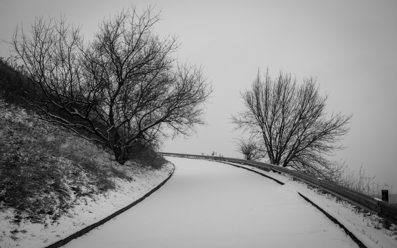 Kolovozi mokri i klizavi, u višim predjelima i snijeg na putevima