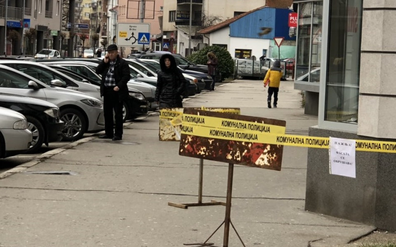OPREZ Otpao dio fasade u centru Bijeljine /FOTO/