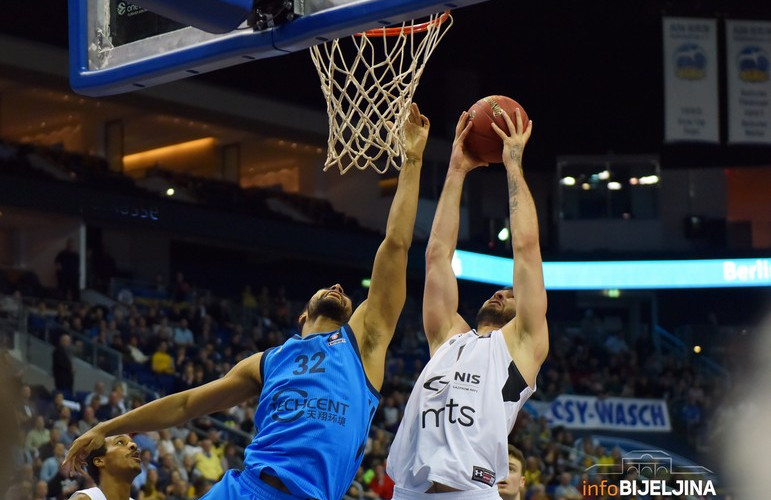 Alba trojkama nokautirala Partizan u Berlinu /FOTO/