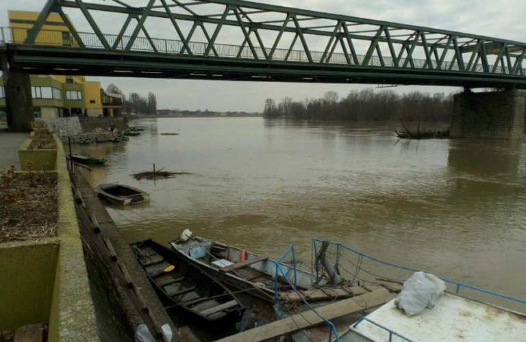 Poslije višednevnog naglog porasta, Sava stagnira kod Gradiške