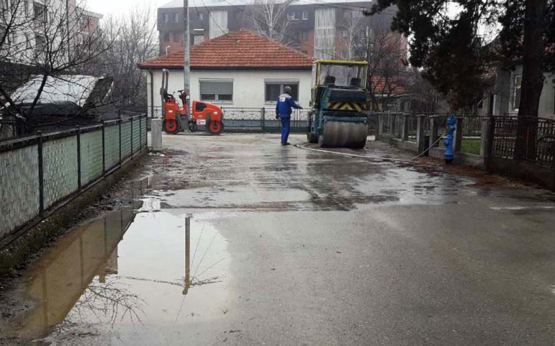 Bijeljina: Bez dozvole hidrantom peru mašine, blato i šljunak ostavili po ulici /FOTO/
