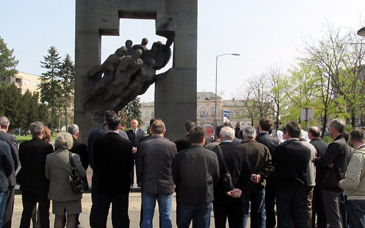 Danas polaganje cvijeća na centralnom spomeniku