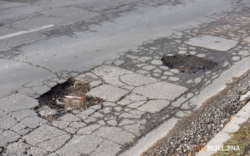 Za saniranje rupa na putevima u Semberiji 80.000 KM