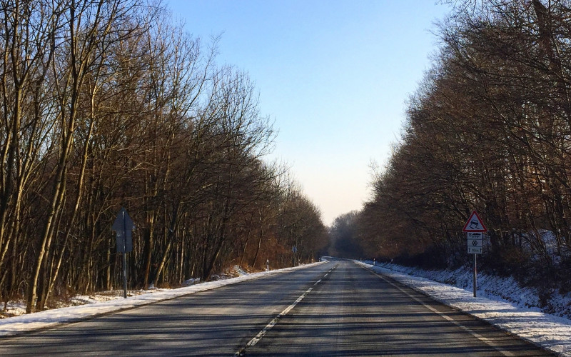 Kolovozi uglavnom suvi, mogući odroni i poledica