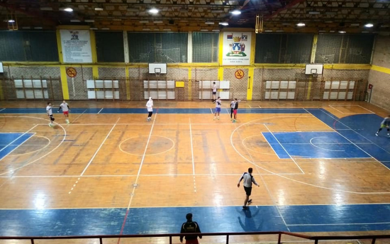 Odbojkaši Radnika odradili trening pod vedrim nebom /FOTO/