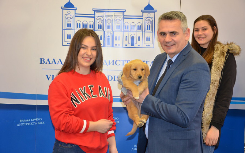 Siniši Miliću poklonili štene