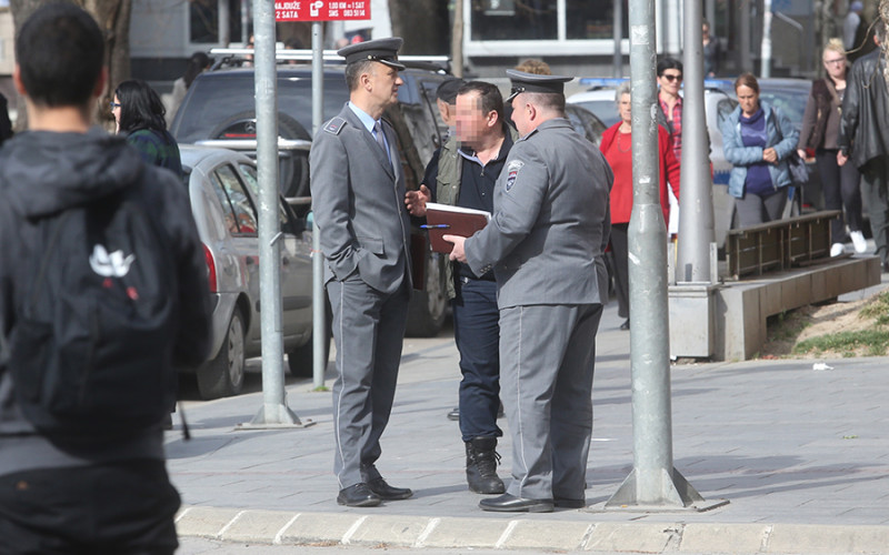 Komunalna policija za 8. mart “očistila” Trg Krajine od prodavaca cvijeća