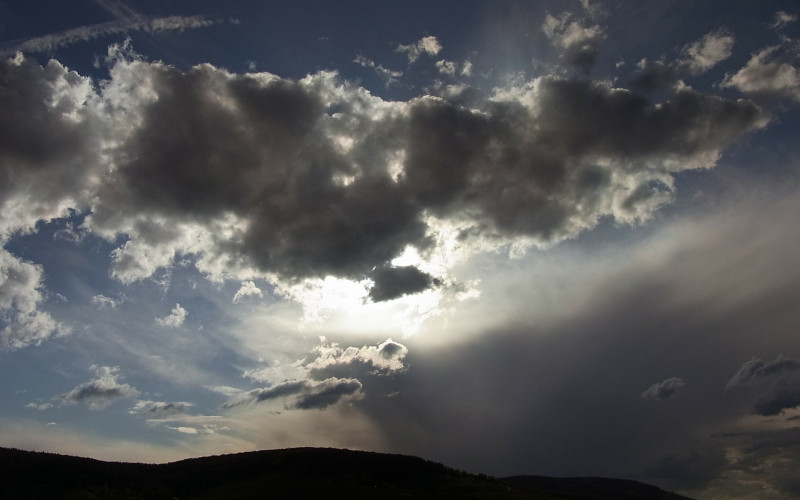 Danas toplo, padavine prestaju do večeri