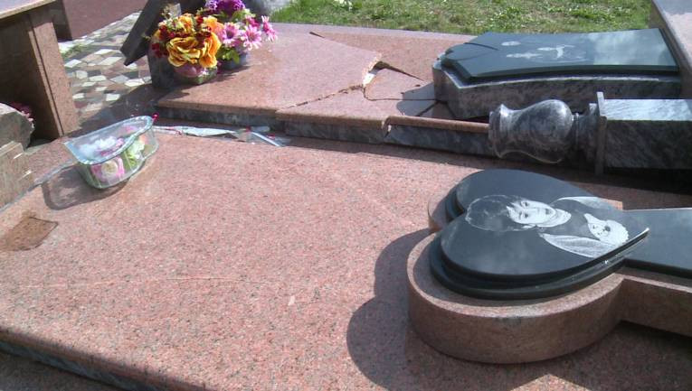 Bijeljina: Oštećeno sedam romskih spomenika