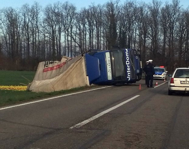 Dragaljevac: Kamion sletio sa puta, saobraćaj usporen