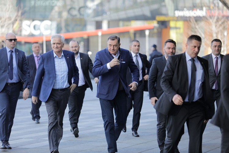 Dodik: Vlast će stati na stranicu i po papira