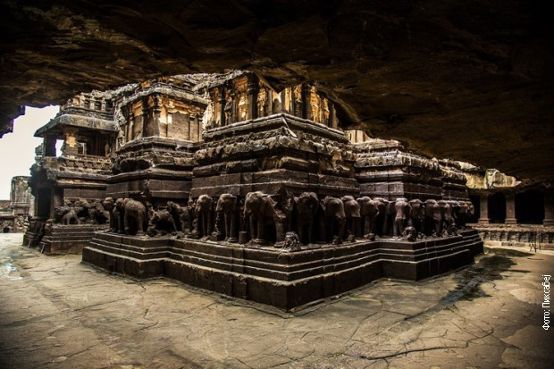 Uklesani u kamenu – ogroman hram i kompleks 34 pećine-svetilišta