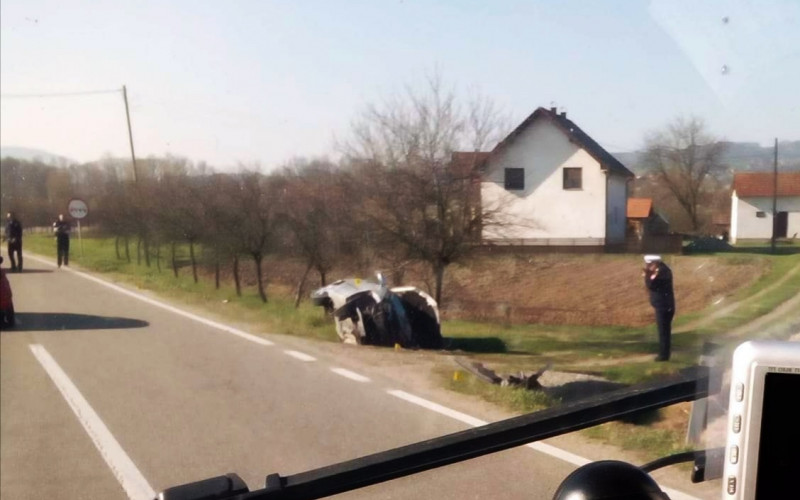 Glavičice: Automobilom sletio sa puta, saobraćaj usporen