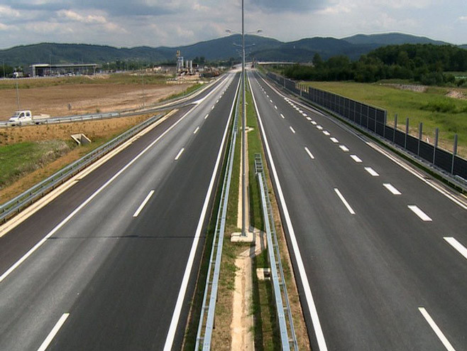 Kradu panele zvučne izolacije na autoputu i pokrivaju kokošinjce