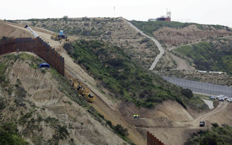 Pentagon izdvaja milijardu dolara za zid na granici sa Meksikom