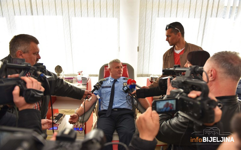 Bijeljinski policajci dobrovoljno dali krv  /FOTO/