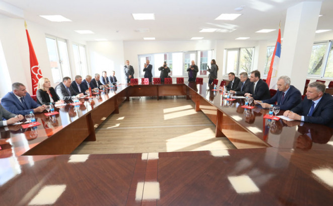 Emiteri pod nadzorom, mandati strankama