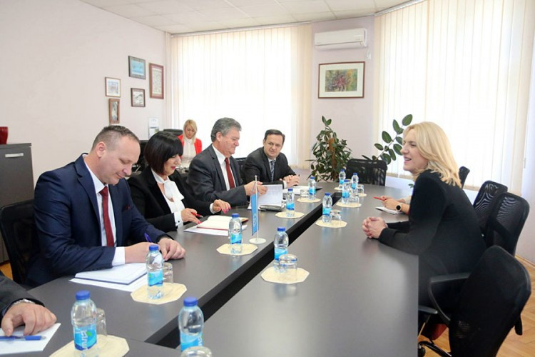 U ovoj godini moguće povećanje prosječne plate na 1.000 KM