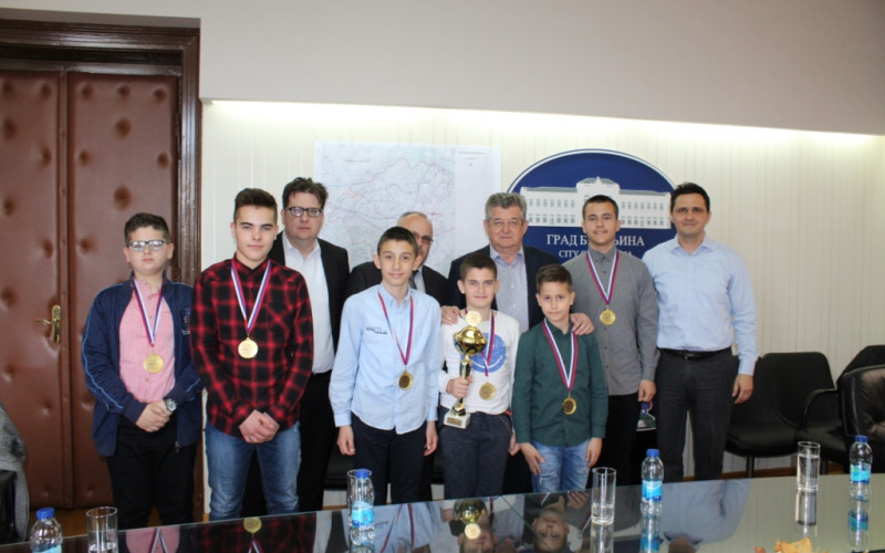 Šahovski satovi za zlatne šahiste OŠ „Sveti Sava“