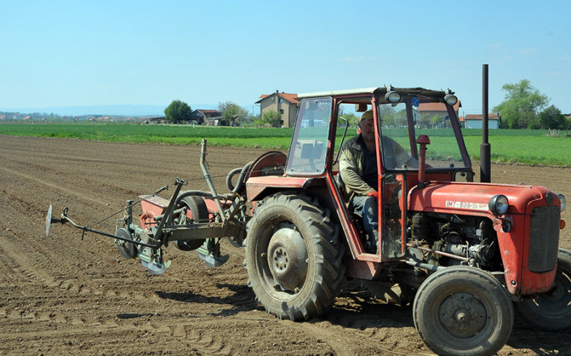 Priprema proljećne sjetve u Semberiji: Cijena goriva za ratare niža i do 60 pfeniga