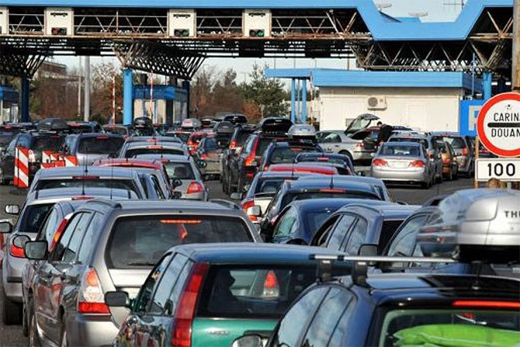 Gužva na prelazima Gradiška i Velika Kladuša