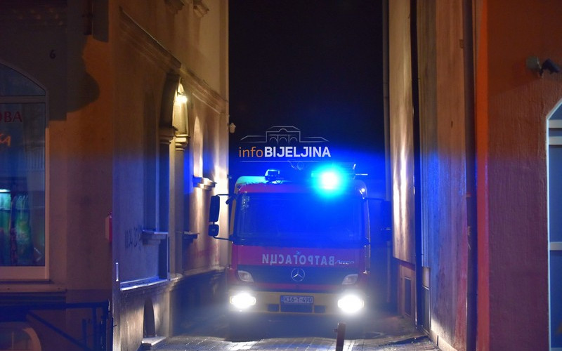 Požar u Bijeljini, vatrogasci na terenu /FOTO/
