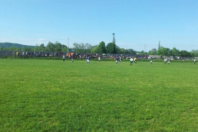 Navijač na utakmici zapucao iz pištolja, igrači se razbježali