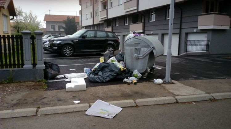 Bijeljina: Nova zgrada okićena smećem