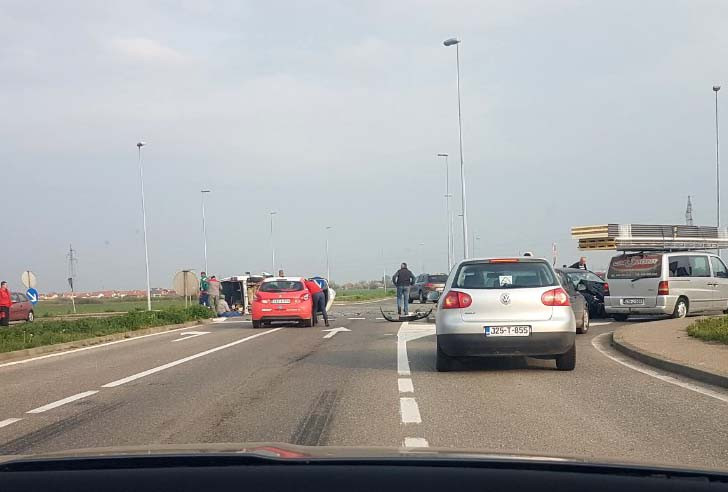 Bijeljina: Sudar na obilaznici, kombi završio na krovu /FOTO/