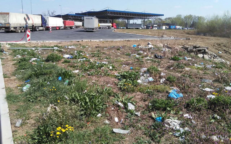 Granični prelaz Rača zatrpan smećem /FOTO/