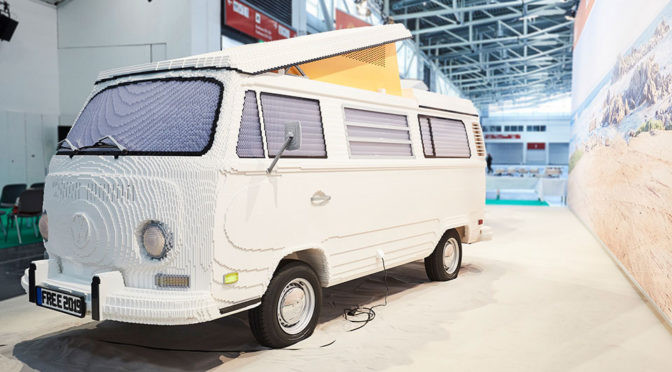 Volkswagen T2 transporter napravljen od LEGO kockica u prirodnoj veličini