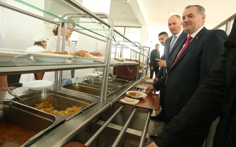 Višković zaigrao stoni tenis, pa u menzi jeo pasulj