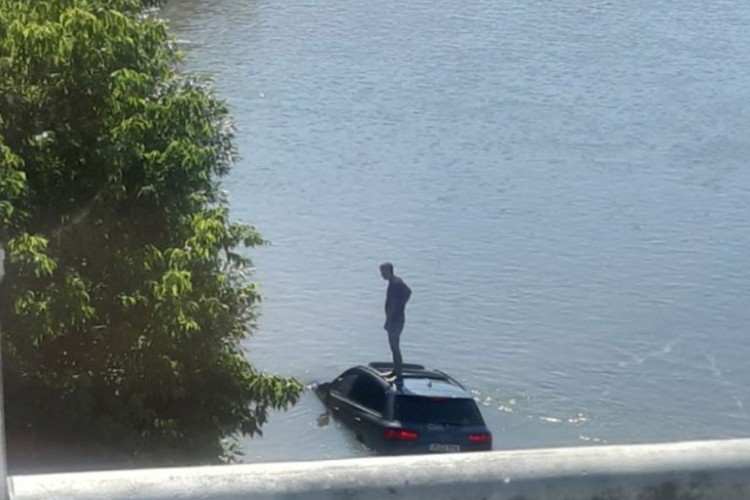 Nesvakidašnja nesreća u Doboju: Vozač sletio u rijeku, pa na krovu čekao pomoć