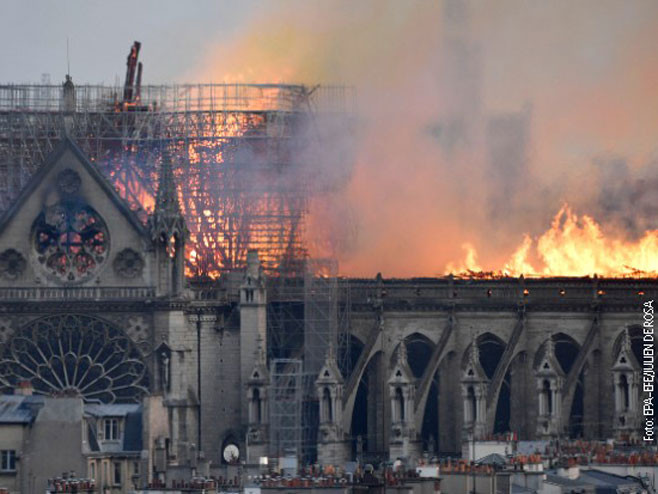 Vatrogasci i dalje gase vatru na Notr Damu
