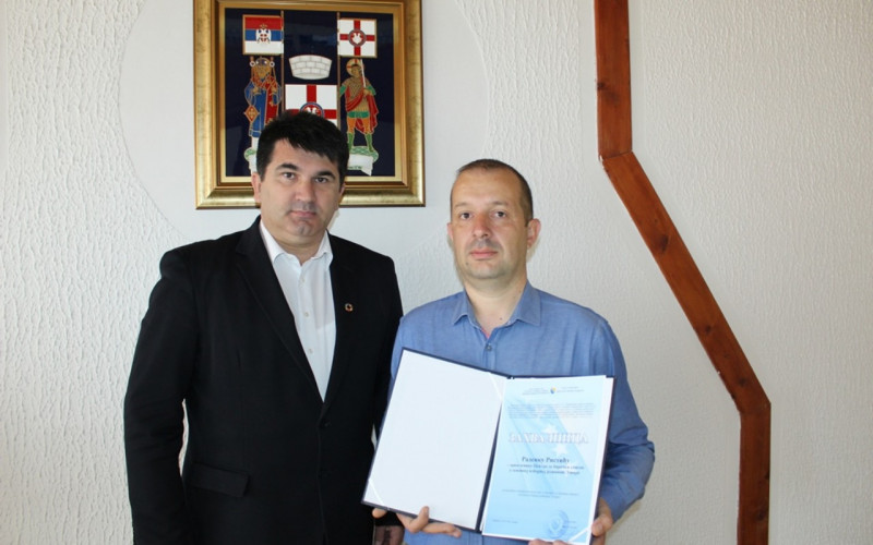 Savić nagradio Ristića za izuzetan rad u Opštinskoj izbornoj komisiji