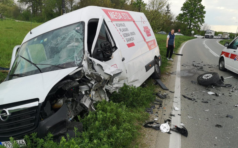 Tri lica povrijeđena u udesu kod Bijeljine /FOTO/