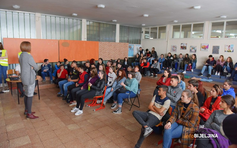 Tehnička škola u kampanji: “PAZITE! U saobraćaju ste!” /FOTO/