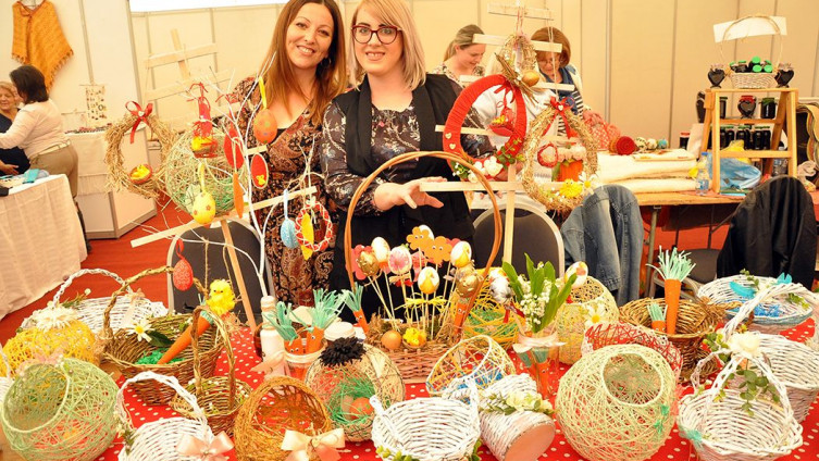 Izrada zanimljivih ukrasnih predmeta ujedinila učenike i nastavnike - Kreativna radionica ,,Radost