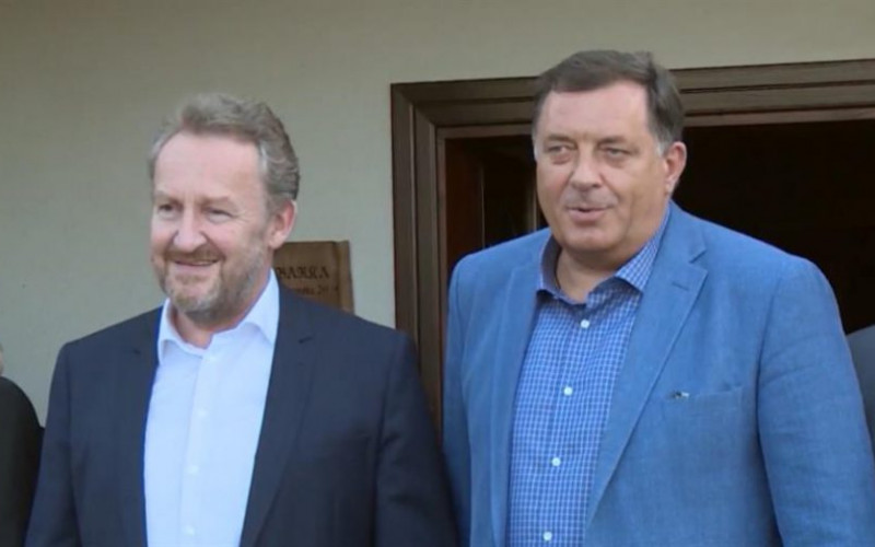 SNSD i SDA tajno u ljubavi, javno u sukobu