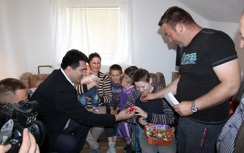 Savić posjetio šestočlanu porodicu Nakić